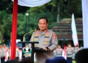 Kapolda Metro Jaya Beri Penghargaan Dua Bhabinkamtibmas Berprestasi di Bidang Kemanusiaan
