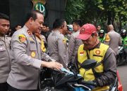 Polda Bagi Sembako ke Ojol, Kapolda Ingatkan: Masyarakat Itu Keluarga Kita