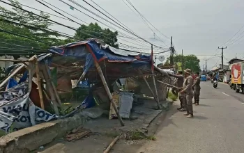 Satpol PP Depok Bongkar 92 Bangunan Liar di Jalan Raya Citayam