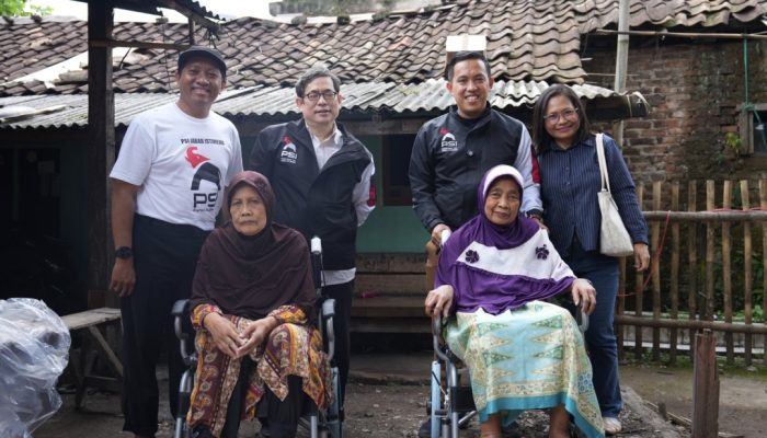 PSI Jawa Barat Serahkan Kursi Roda untuk Lansia Disabilitas di Rancasari Kopo Margahayu